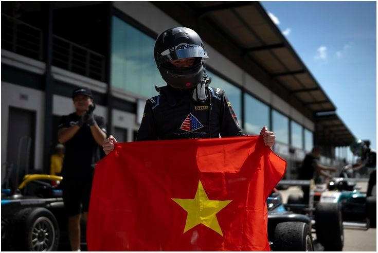 Hoàng Dat célèbre sa victoire avec le drapeau du Vietnam. Photo : SEA