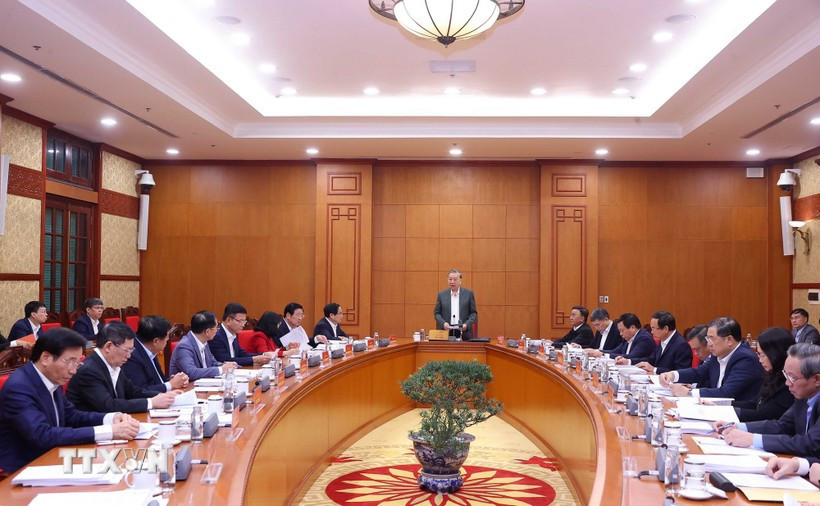 Le secrétaire général du Parti, Tô Lâm, président une séance de travail avec la permanence des sous-comités du 14e Congrès national du Parti. Photo : VNA