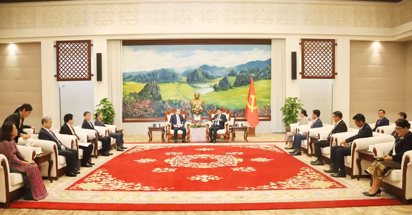 Le secrétaire général et président lao Thongloun Sisoulith (à droite, au centre) recevant le ministre vietnamien de la Justice Nguyên Hai Ninh, à Vientiane, le 19 décembre. Photo : VNA