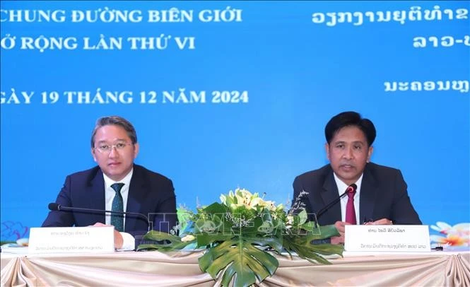 Le ministre vietnamien de la Justice Nguyên Hai Ninh (à gauche) et son homologue lao Phayvy Sibualipha lors de la conférence, à Vientiane, le 19 décembre. Photo: VNA