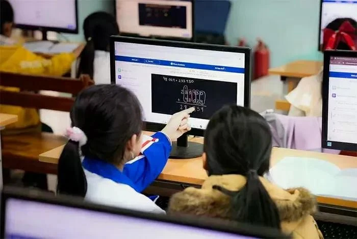 Khan Academy gagne du terrain dans les écoles au Vietnam. Photo : VOV