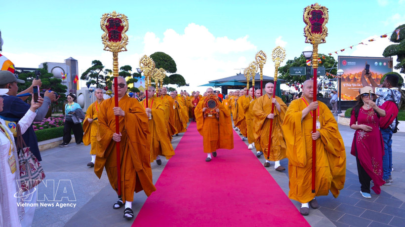Dans le cadre des célébrations du Vesak 2025, le 8 mai, après la procession solennelle de la relique du Bouddha Shakyamuni - trésor national de l’Inde - vers le mont Bà Đen (Dame Noire), 108 jeunes arbres de la Bodhi, apportés d’Inde par des délégations bouddhistes de plus de 80 pays et territoires, ont été plantés dans le “Monde de la Bodhi”, au sommet de ce site emblématique de Tây Ninh (Sud). Photo: VNA