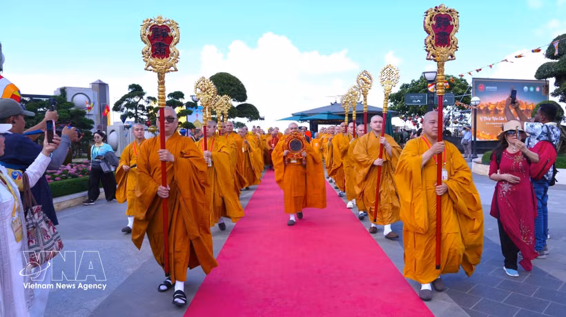 Dans le cadre des célébrations du Vesak 2025, le 8 mai, après la procession solennelle de la relique du Bouddha Shakyamuni - trésor national de l’Inde - vers le mont Bà Đen (Dame Noire), 108 jeunes arbres de la Bodhi, apportés d’Inde par des délégations bouddhistes de plus de 80 pays et territoires, ont été plantés dans le “Monde de la Bodhi”, au sommet de ce site emblématique de Tây Ninh (Sud). Photo: VNA