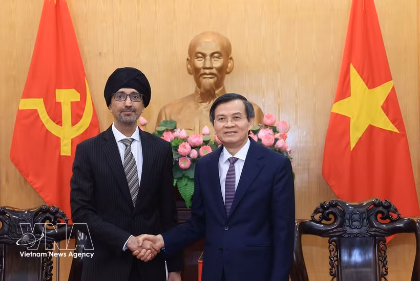 Le directeur de l’Académie nationale de politique Hô Chi Minh, Doàn Minh Huân, serre la main de l’ambassadeur de Singapour au Vietnam, Rajpal Singh. Photo : VNA