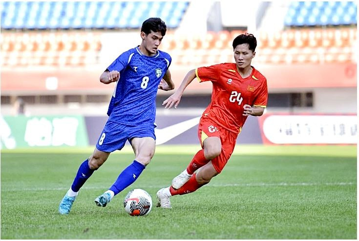 L'équipe vietnamienne des moins de 22 ans (en rouge) n'a pas réussi à créer la surprise face à l'Ouzbékistan - Photo : Comité d'organisation