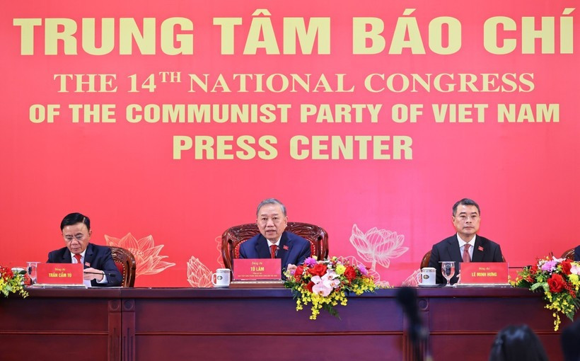 Le secrétaire général du Parti, Tô Lâm (centre), s’exprime lors d’une conférence de presse internationale sur les résultats du 14e Congrès national du Parti, à Hanoi, le 23 janvier. Photo : VNA