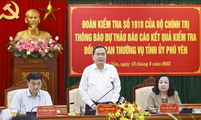 Le président de l’Assemblée nationale, Trân Thanh Mân (debout) lors de la séance de travail avec le Bureau permanent du Comité du Parti de la province de Phu Yên (Centre). Photo: VNA