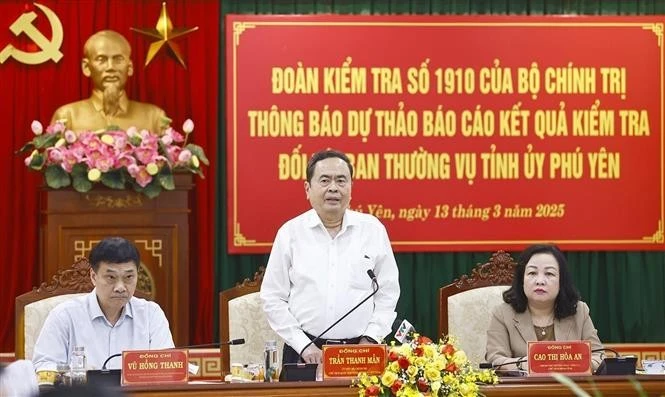 Le président de l’Assemblée nationale, Trân Thanh Mân (debout) lors de la séance de travail avec le Bureau permanent du Comité du Parti de la province de Phu Yên (Centre). Photo: VNA