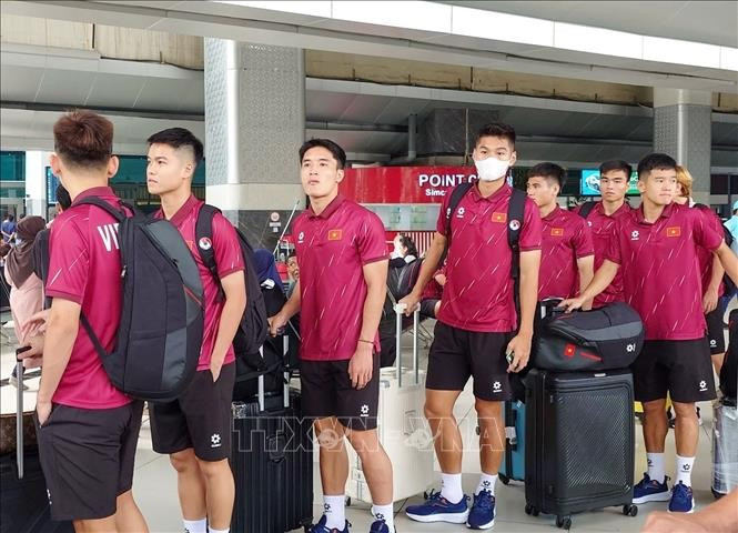 Les joueurs de l'équipe vietnamienne des moins de 23 ans se préparent à quitter l'aéroport international Soekarno-Hatta pour l'hôtel Movenpick de Jakarta, en Indonésie. Photo : VNA