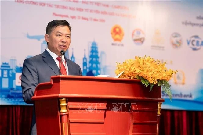 L’ambassadeur du Vietnam au Cambodge, Nguyên Huy Tang s'adresse au forum, à Phnom Penh, le 5 décembre. Photo: VNA