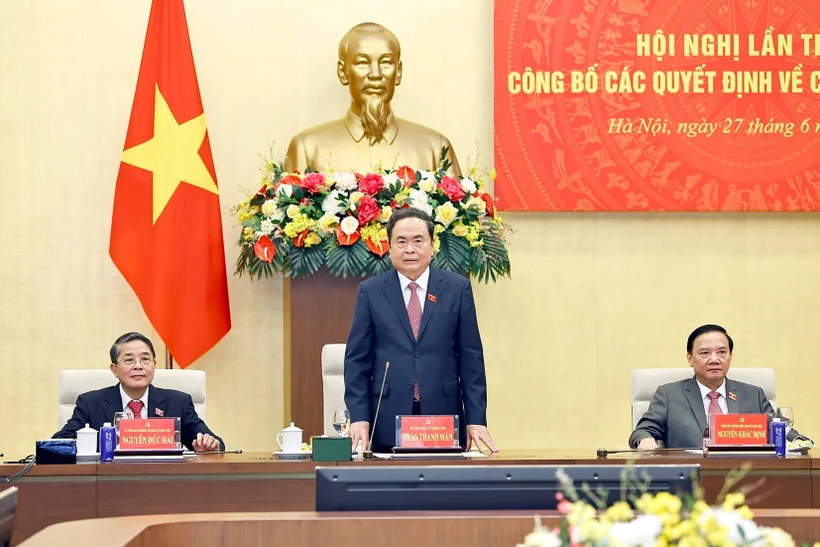 Le président de l’Assemblée nationale, Trân Thanh Mân (au centre), prend la parole lors de la conférence, à Hanoi, le 27 juin. Photo : VNA 