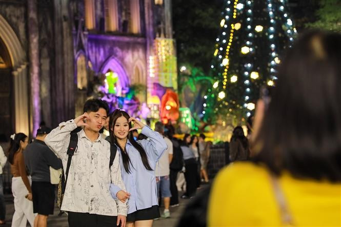 Devant la cathédrale Saint-Joseph de Hanoi. Photo: VNA