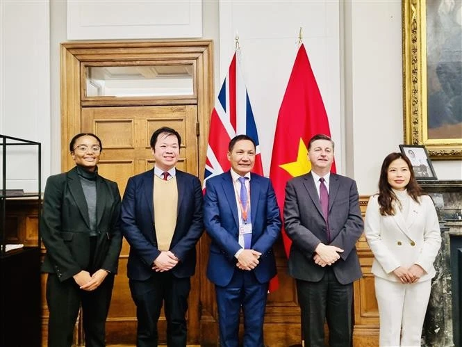 L’ambassadeur du Vietnam au Royaume-Uni Dô Minh Hung (centre) et le ministre d’État britannique à la Politique commerciale et à la Sécurité économique, Douglas Alexander (2e à partir de la droite), à Londres. Photo: VNA