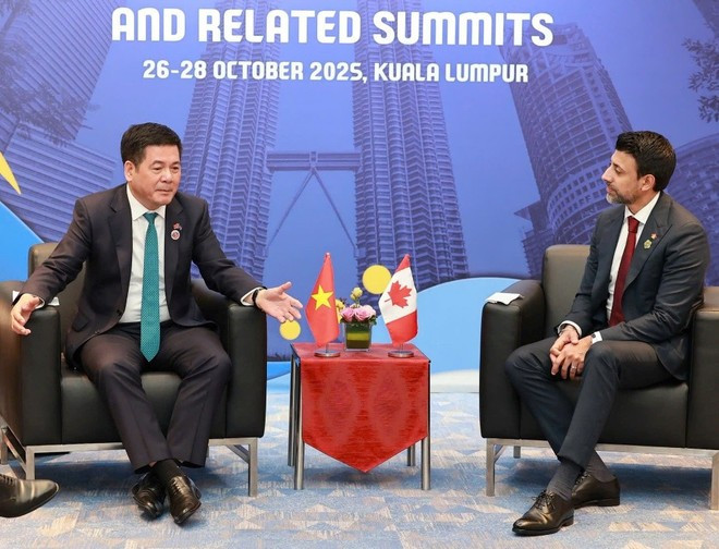 Le ministre vietnamien de l’Industrie et du Commerce, Nguyên Hông Diên, et le ministre canadien du Commerce international, Maninder Sidhu, se rencontrent en marge du 47e Sommet de l’ASEAN, à Kuala Lumpur, en Malaisie, le 27 octobre. Photo : VNA
