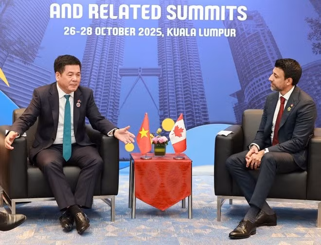 Le ministre vietnamien de l’Industrie et du Commerce, Nguyên Hông Diên, et le ministre canadien du Commerce international, Maninder Sidhu, se rencontrent en marge du 47e Sommet de l’ASEAN, à Kuala Lumpur, en Malaisie, le 27 octobre. Photo : VNA