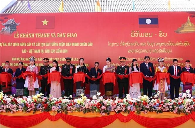 Présence des délégués vietnamiens et lao lors de l’inauguration du monument commémoratif de l’alliance de combat Laos-Vietnam. Photo : VNA