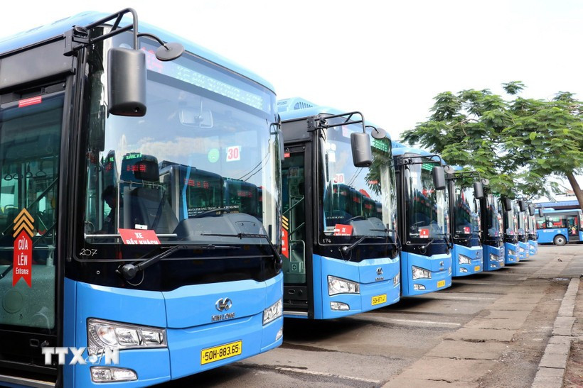 Les passagers bénéficieront d'une réduction de 100% sur les tarifs de bus tous les vendredis de 2026 s'ils paient sans espèces via un portefeuille électronique. Photo: VNA