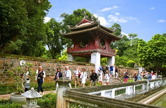 Touristes visitant le temple de la Littérature, à Hanoi. Photo: VGP