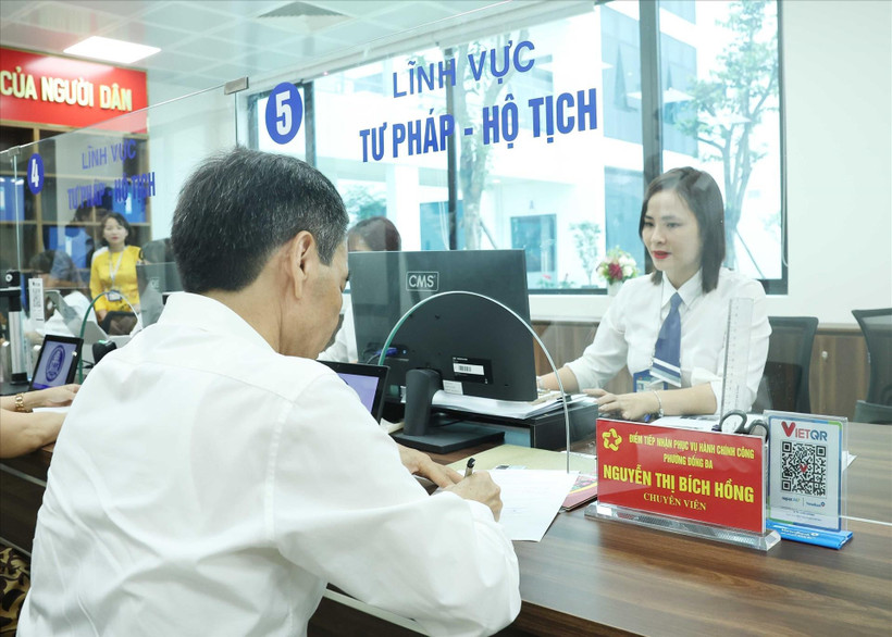 Traitement des procédures administratives au centre de services publics du quartier de Dông Da à Hanoi. Photo : VNA