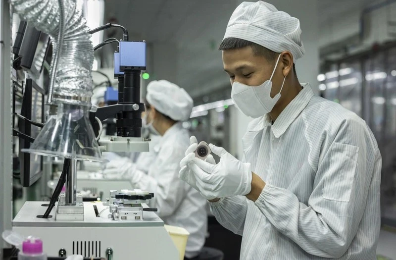 Des travailleurs vietnamiens dans une usine de production d'Apple au Vietnam. Photo : Apple