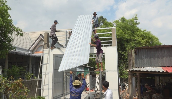 Le groupe de bénévoles du district de Lai Vung, dans la province de Dông Thap, construit des maisons gratuites pour les ménages dans le cadre du programme d’élimination des logements précaires et délabrés. Photo : VNA