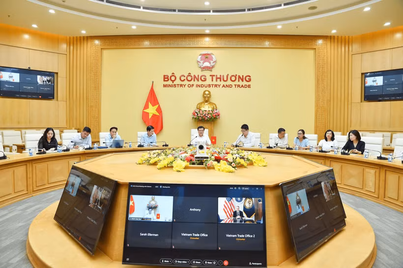 Vue de l’entretien téphonique entre le vice-ministre vietnamien de l’Industrie et du Commerce, Nguyên Sinh Nhât Tân et le représentant adjoint au commerce des États-Unis, Bryan R. Switzer. Photo : moit.gov.vn 