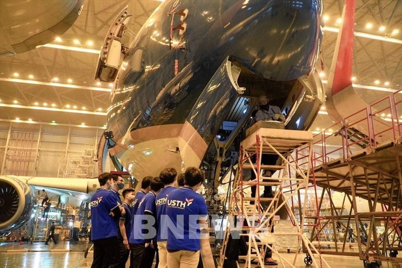 Des étudiants de l'Université des sciences et technologies de Hanoi (USTH) en stage chez la compagnie d’ingénierie de Vietnam Airlines (VAECO). Photo : VNA