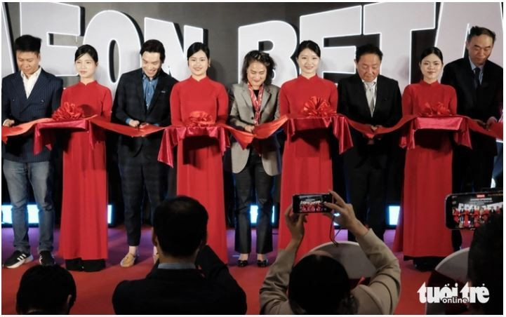 Des délégués coupent le ruban lors de l'inauguration du premier complexe cinématographique Aeon Beta du Vietnam à Hanoi, le 7 décembre 2025. Photo : Tuôi Tre