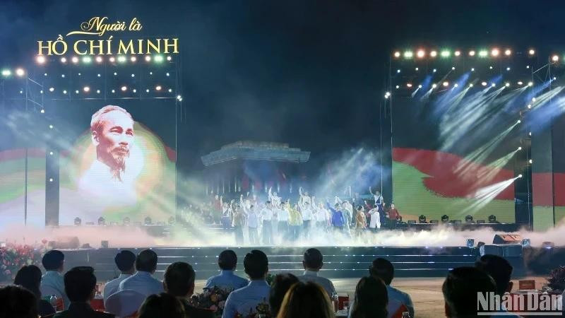 Une performance artistique lors du programme spécial intitulé « Il est Hô Chi Minh ». Photo : NDEL