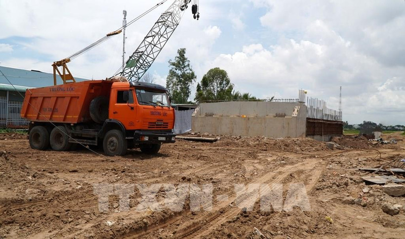 Travaux de modernisation de la route DT841 passant à Hông Ngu, dans la province de Dông Thap. Photo : VNA