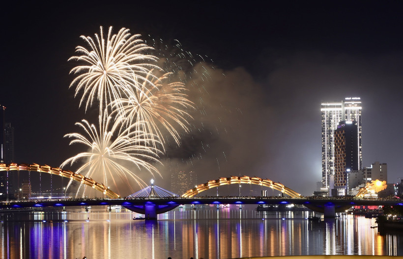 Dà Nang illuminée par de magnifiques spectacles pyrotechniques. Photo: VNA