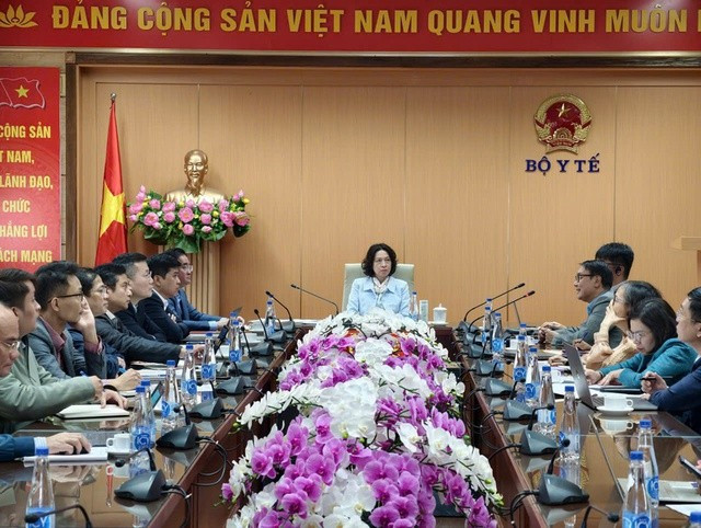 La vice-ministre de la Santé, Nguyên Thi Liên Huong (centre). Photo : VGP