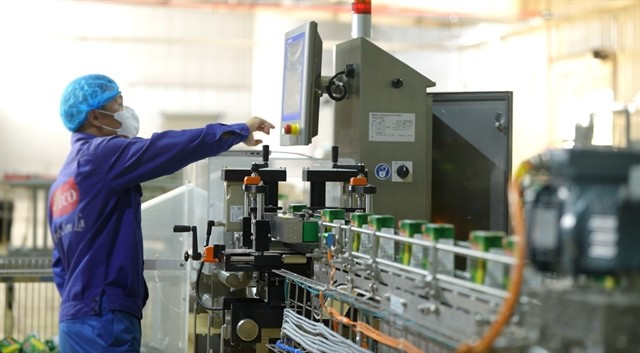 Un ouvrier au travail sur la ligne d’emballage Tetra Recart. Tetra Recart offre une alternative convaincante aux boîtes de conserve et aux bocaux en verre traditionnels. Photos : Tetra Pak