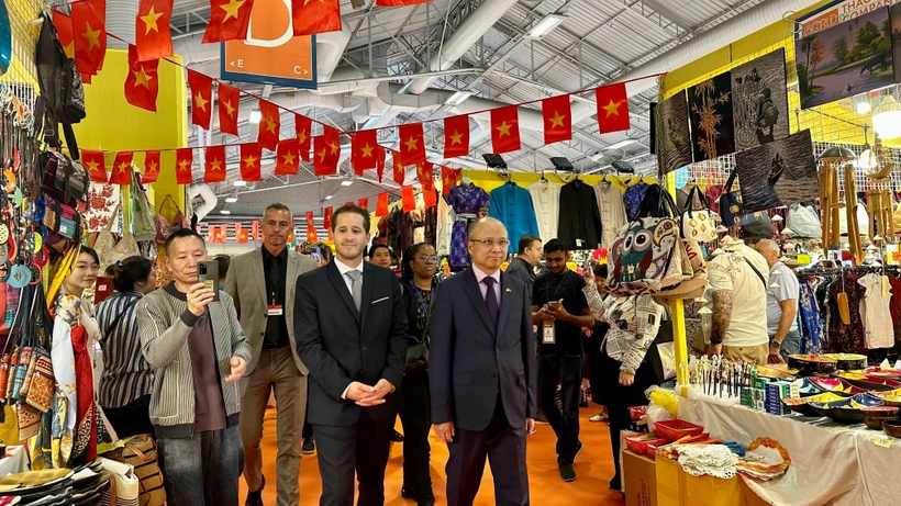 L'ambassadeur du Vietnam en France, Dinh Toàn Thang (droite), et le directeur de la Foire de Paris, Steven Abajoli, visitent les stands du Pavillon Vietnam. Photo: VNA