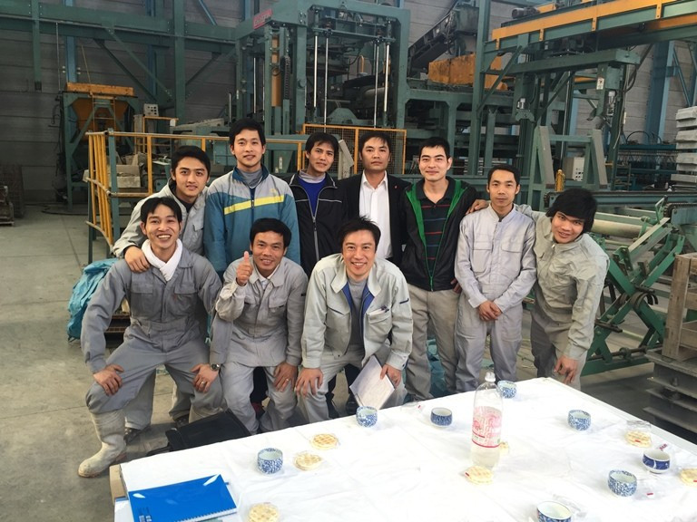 Des stagiaires vietnamiens et des collègues japonais pendant une pause au travail. Photo: VNA