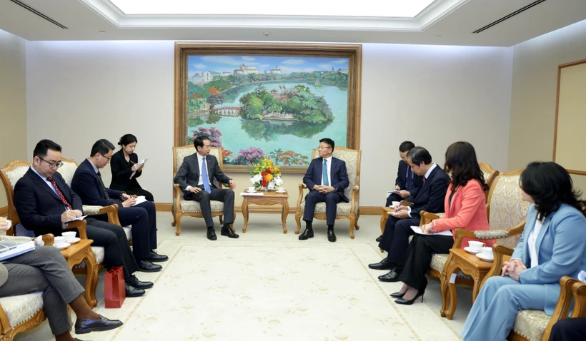 Le vice-Premier ministre Lê Thành Long (à droite) recevant l’ambassadeur de Chine au Vietnam, He Wei, à Hanoi, le 25 décembre. Photo : VNA