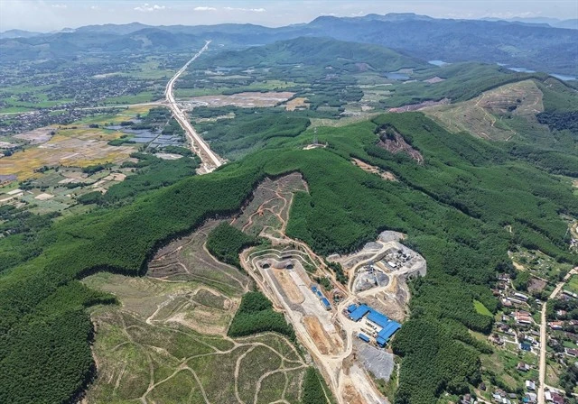 Le tunnel n°1, long de 610 mètres et faisant partie du tronçon Quang Ngai-Hoài Nhon de l’autoroute Nord-Sud à l’est, a été ouvert à la circulation. Photo: VNA