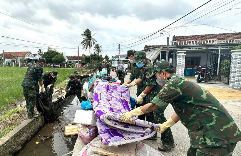 Des soldats nettoient les routes dans la la commune de Hoa Thinh, dans la province de Dak Lak. Photo : VNA