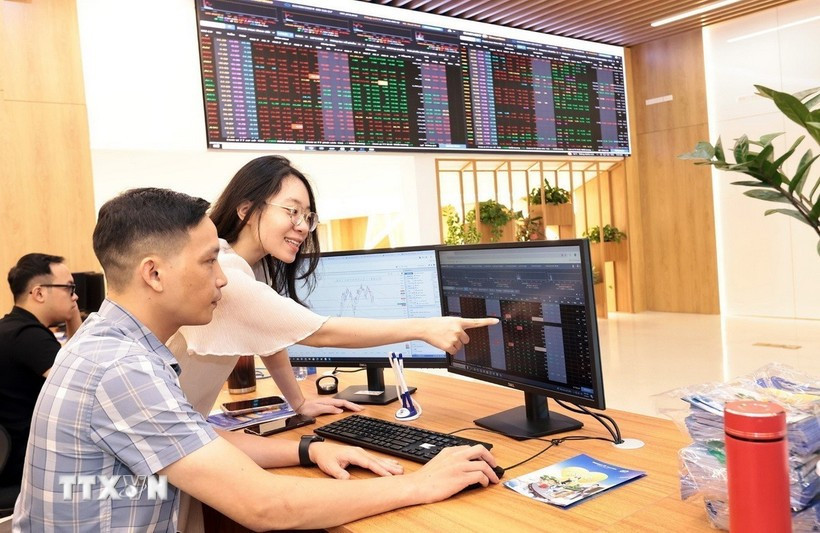 Des investisseurs suivent les mouvements du marché. Photo : VNA