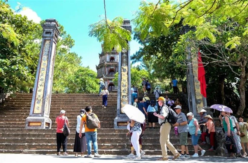 Touristes étrangers visitant la pagode Thiên Mu, à Huê (Centre). Photo : VNA