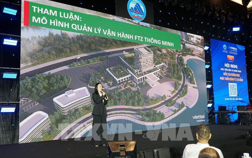 Lê Thi Huê, directrice adjointe de Viettel Da Nang, s’exprime lors de la conférence. Photo : VNA