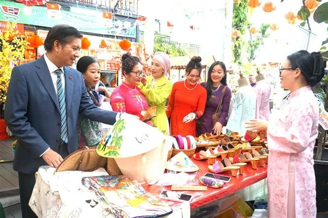 L’ambassadeur du Vietnam en Malaisie Dinh Ngoc Linh (1er à partir de la gauche) et son épouse visitant l’espace du Têt (Nouvel An lunaire), à Kuala Lumpur. Photo: VNA