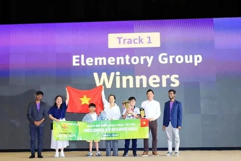 Deux élèves de Hô Chi Minh-Ville ont remporté le premier prix du concours Codeavour 6.0 International au Qatar, en présentant leur projet « Maison intelligente résistante aux inondations ». 