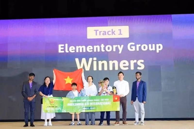 Deux élèves de Hô Chi Minh-Ville ont remporté le premier prix du concours Codeavour 6.0 International au Qatar, en présentant leur projet « Maison intelligente résistante aux inondations ». 