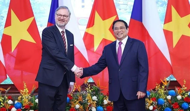 Le Premier ministre vietnamien Pham Chinh préside la cérémonie d’accueil pour le Premier ministre tchèque Petr Fiala lors de sa visite officielle au Vietnam, le 21 avril 2023. Photo: VNA