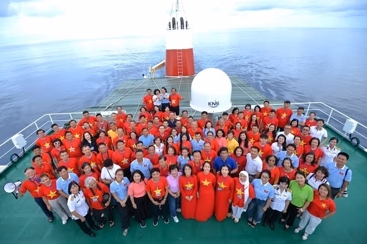La délégation des Vietnamiens d’outre-mer participe à l’expédition maritime vers Trường Sa et les plateformes DK1 en 2024.