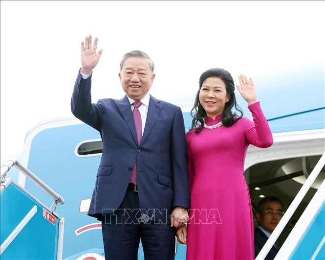 Le secrétaire général du Parti communiste du Vietnam Tô Lâm et son épouse quittent Hanoi pour une tournée en Indonésie, au Secrétariat de l’ASEAN et à Singapour. Photo: VNA