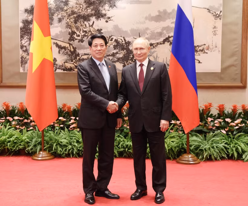 Le président vietnamien Luong Cuong (à gauche) et le président russe Vladimir Poutine se serrent la main, à Pékin, le 3 septembre. Photo : VNA