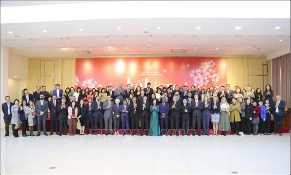 Les diplomates et les représentants des bureaux des organes de presse étrangers au Vietnam posent lors de la rencontre organisée par le ministère des Affaires étrangères. Photo: VNA