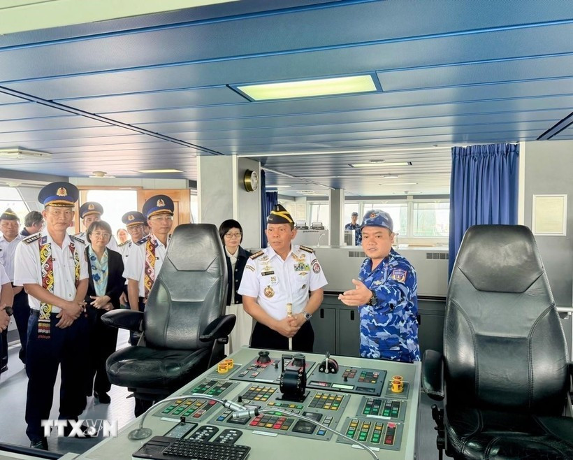 Un officier de la Garde côtière du Vietnam (premier à droite) présente le navire CBS 8001 aux délégués. Photo : VNA